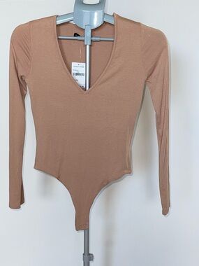 Naked Wardrobe Tan V-Neck Long Sleeve Bodysuit Medium
